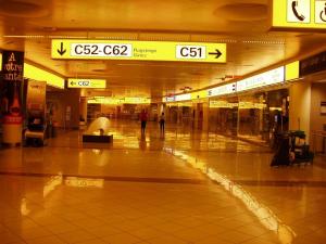 Vienna_Airport_at_night_by_diesterne