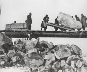 Abladen grosser Steinbrocken am Weissmeer-Ostsee-Kanal, 1932
