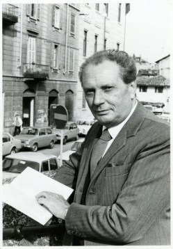 Vittorio Sereni reading a book