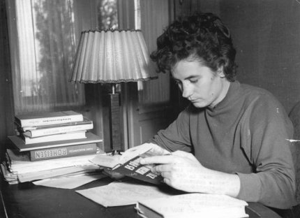 Bundesarchiv_Bild_183-33560-0008,_Petzow,_Schriftsteller-Erholungsheim,_Christa_Wolf