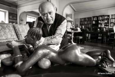 Georges Wolinski à Paris, le 7 octobre 2005, à son domicile où se rouve aussi son atelier.Né d'une mère franco-italienne et d'un père polonais, venu en France à l'âge de treize ans, Georges Wolinski entre en 1960 dans l'équipe de 'Hara Kiri' puis chez 'Charlie Hebdo', dont il est le rédacteur en chef de 1970 à 1981. Wolinski a également travaillé pour différents quotidiens ou magazines comme 'l'Humanité', 'Libération', 'le Nouvel Observateur' ou 'L'Echo des savanes'. Celui qui se dit d'abord dessinateur de presse mais qui a quelque 80 albums à son actif, des compilations de dessins d'actu et vraies BD, comme les célèbres aventures érotico-farfelues de 'Paulette' dont il est le scénariste, a été couronné par le Grand prix du 32e festival d'Angoulême 2005.