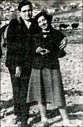 Εκδρομή με τη σύζυγο του Νίκη, στο δάσος Κουρίτο 1949. Τη στάση του Ν. Γ. Πεντζίκη υπαγόρευσε η επιθυμία του να αποτυπωθεί στη φωτογραφία το σακκίδιό του