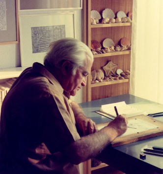 Ο Νίκος Γαβριήλ Πεντζίκης στο γραφείο του [Βασ. Όλγας 197]