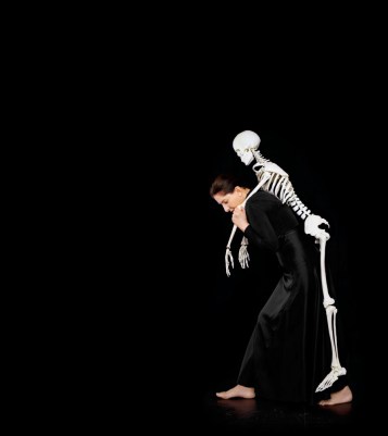 abramovic-carrying-the-skeleton