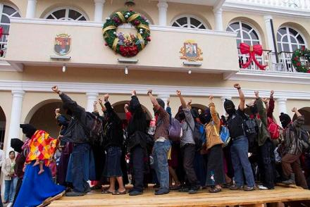 Ocosingo, Chiapas. 21 de diciembre de 2012. Miles de indigenas del Ejercito Zapatista de Liberacion Nacional procedientes de La Selva Lacandona, esta mañana en la cabecera municipal de Ocosingo en el estado mexicano de Chiapas marchan y se concentran en la plaza central de manera pacfica y en total silencio. FOTO: Moysés Zúñiga Santiago.
